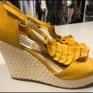 Steve Madden mustard open toe wedge